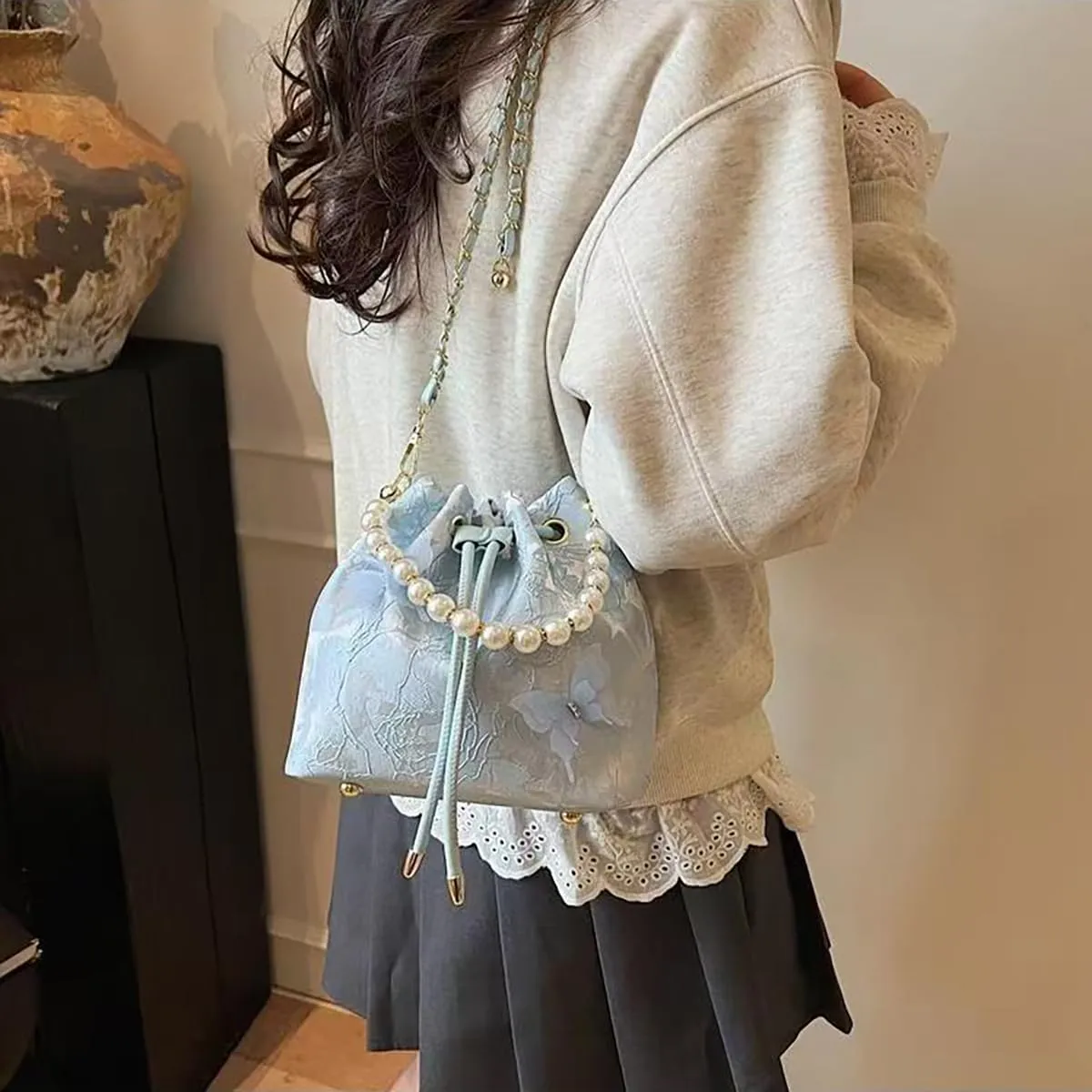 Chinese women's retro water bucket pearl handbag, butterfly embroidery print, elegant temperament banquet gift