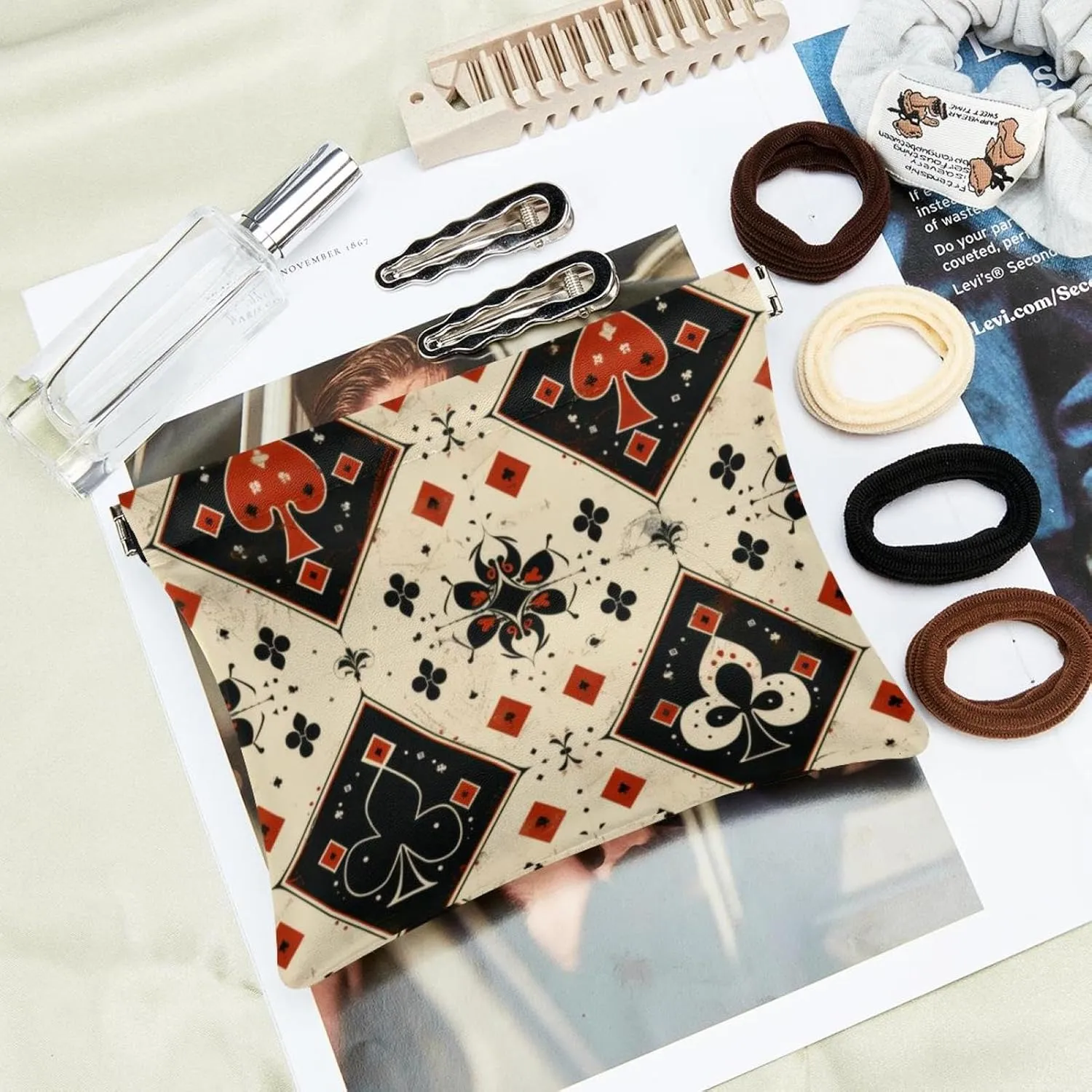 Poker Aesthetic Retro Pattern Pocket Cosmetic Bag, Waterproof Squeeze Makeup Bag No Zipper Self-Closing, Portable Mini Travel Storage for Headphones Jewelry
