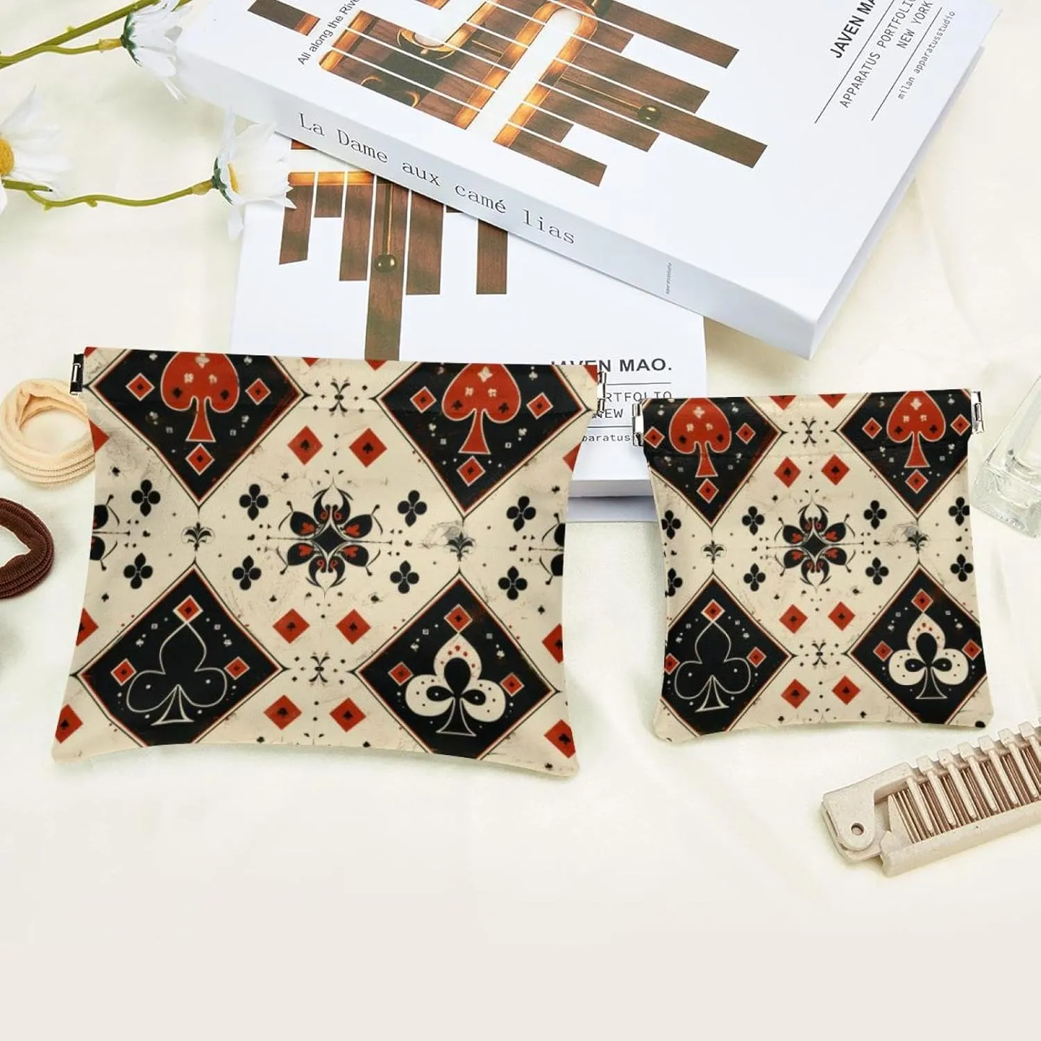 Poker Aesthetic Retro Pattern Pocket Cosmetic Bag, Waterproof Squeeze Makeup Bag No Zipper Self-Closing, Portable Mini Travel Storage for Headphones Jewelry
